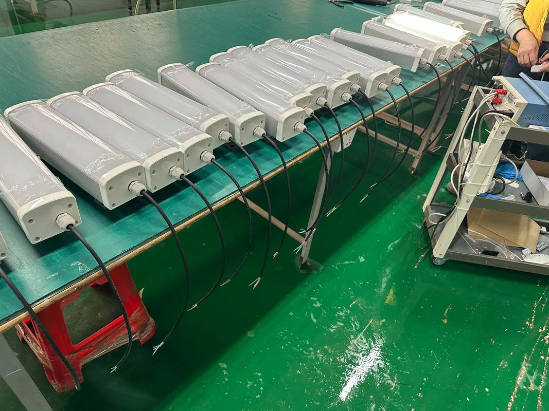 分布式電源時(shí)代的守護(hù)者 機(jī)柜照明燈具的硬核價(jià)值與源頭制造優(yōu)勢